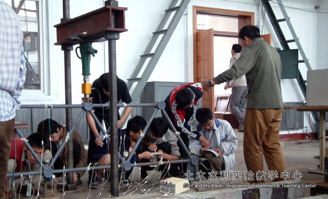 学生在进行钢桁架静力试验